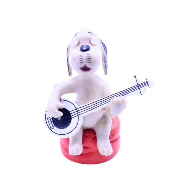 Schleich Wum mit Gitarre auf rotem Kissen | Loriot 80er | hoppla-stuff.de